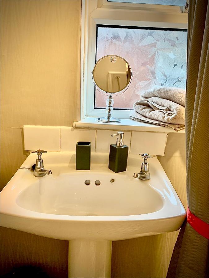 Double Room Bentilee Bucknall  Экстерьер фото